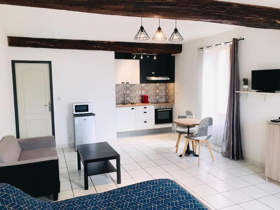 Douillet Au Bord De L'yonne *
