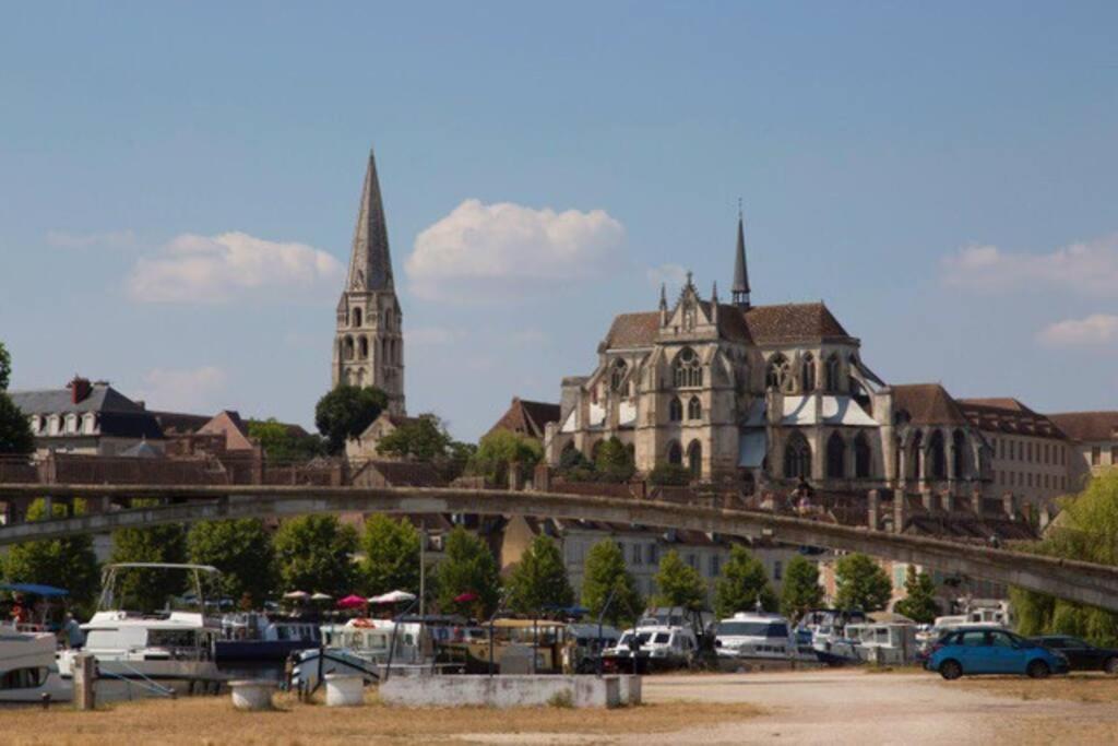 Douillet Au Bord De L'yonne Auxerre
